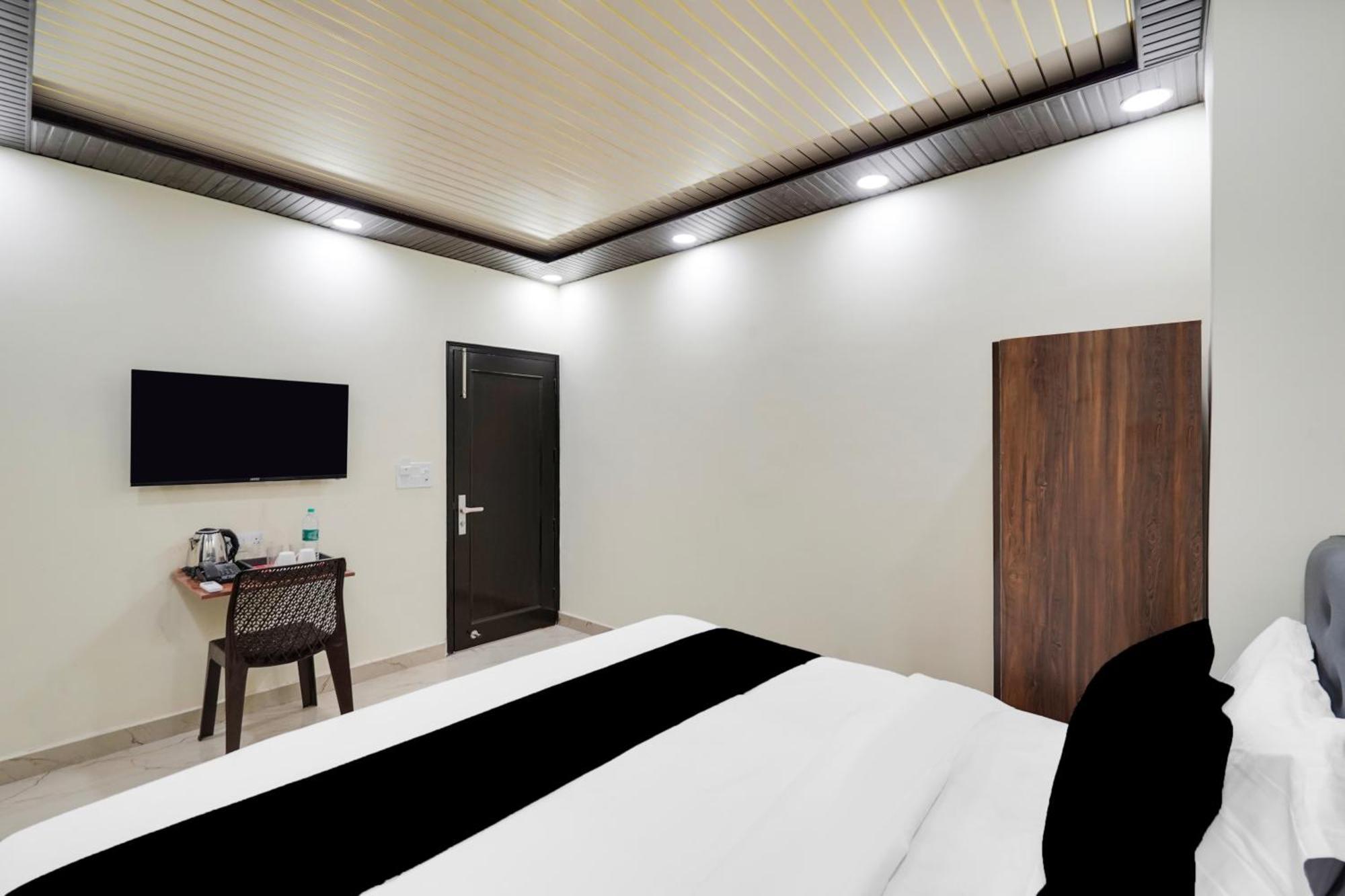 Hotel Super Collection O Nirman Vihar New Delhi