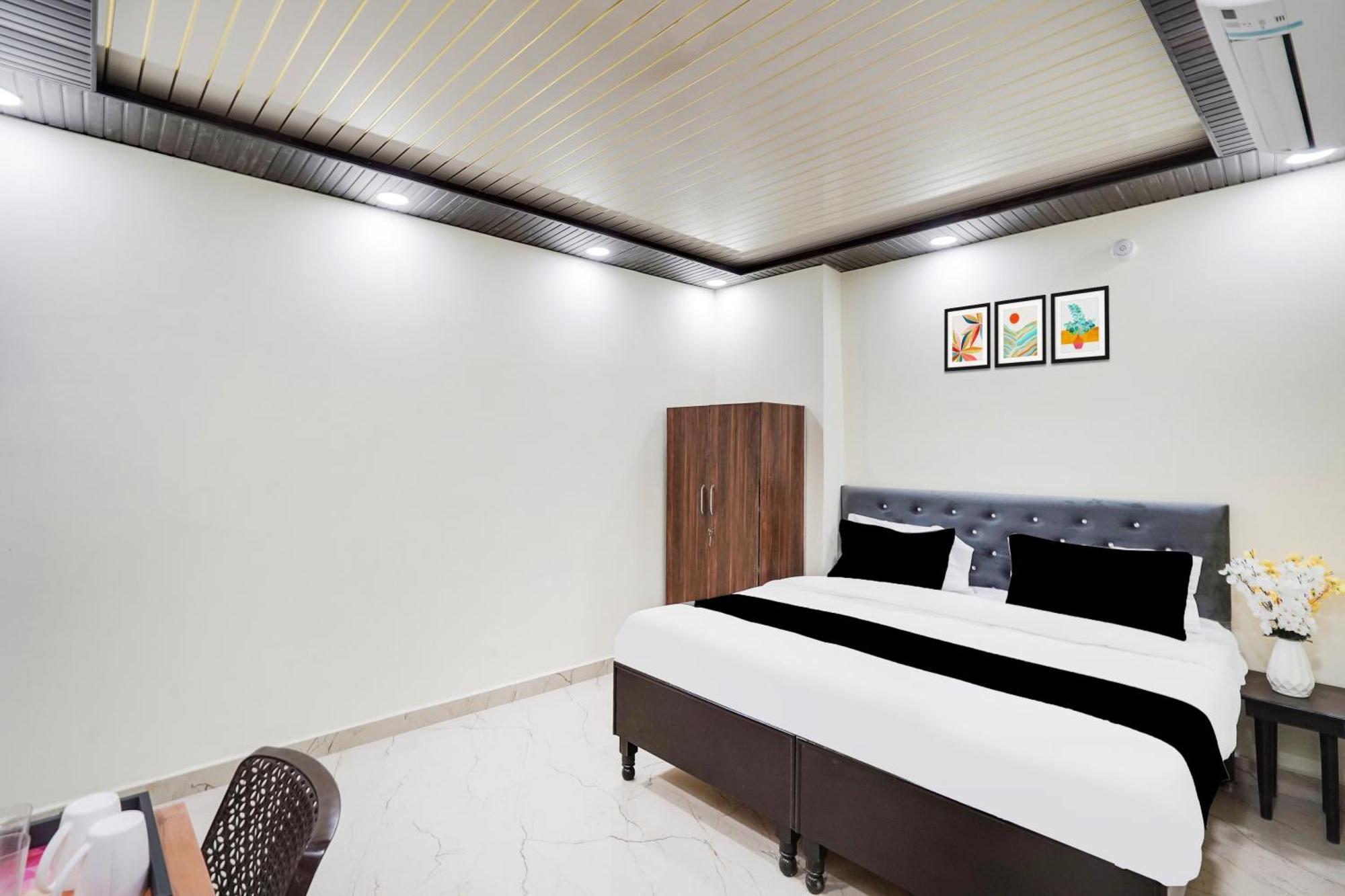 Super Collection O Nirman Vihar Hotel